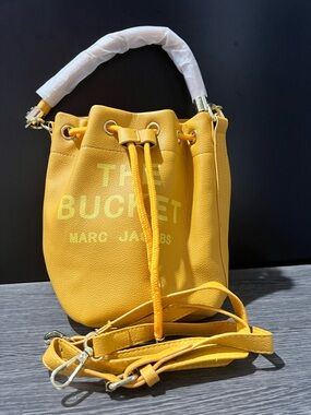 Marc Jacobs The Bucket Small Leather Shoulder Bag in Yellow